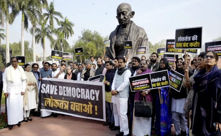 निलंबित सांसदों को लेकर INDIA गठबंधन दल ने विरोध मार्च निकला