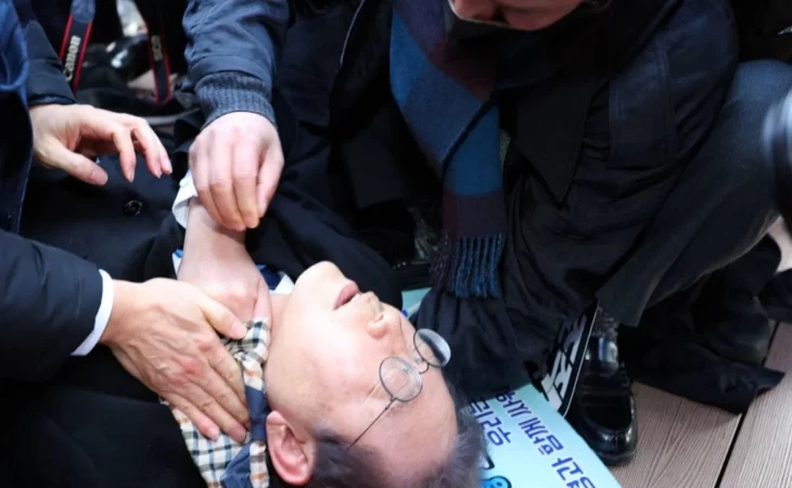 दक्षिण कोरिया की सुरक्षा में बड़ी चूक देखी गयी है, विपक्षी नेता की गर्दन पर चलाया चाकू